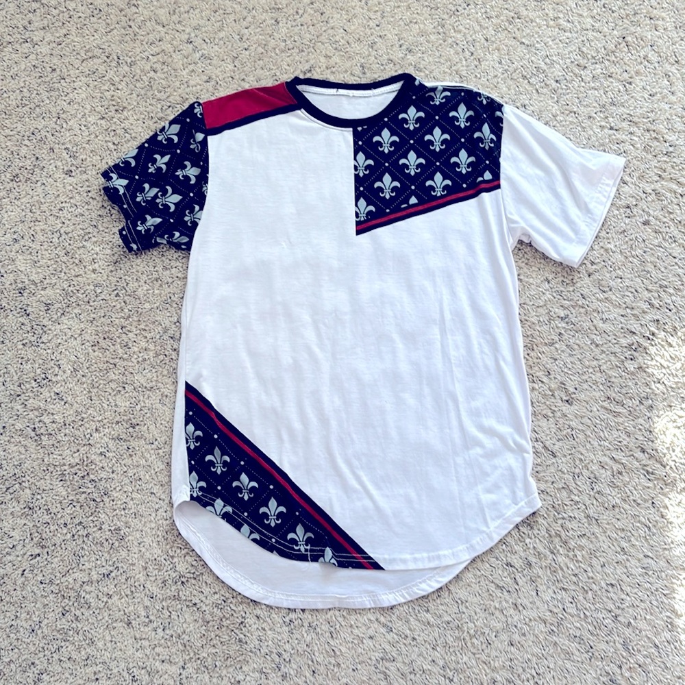 Men’s Le Fleur de Lis Patterned T-Shirt.
